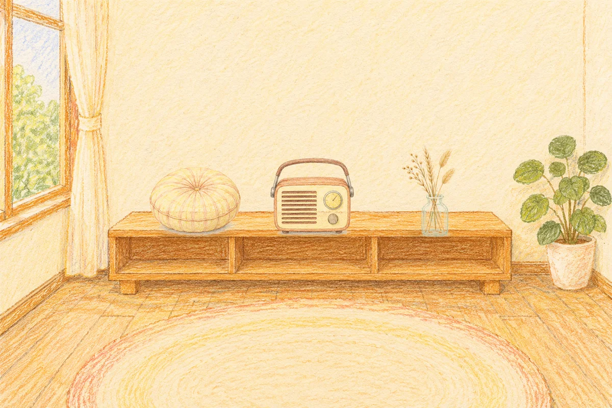 용인 여성전용 경락 추천 안내 그림, 낮의 창가 낮은 선반 위에 놓인 둥근 쿠션, 작은 라디오, 마른 풀을 꽂은 항아리