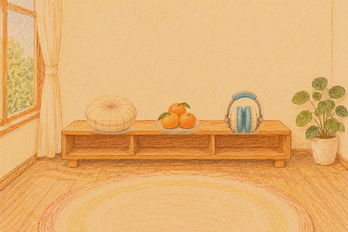 용인 여성전용 림프 마사지 안내 그림, 저녁의 창가 낮은 선반 위에 놓인 둥근 쿠션, 귤이 담긴 접시, 헤드폰