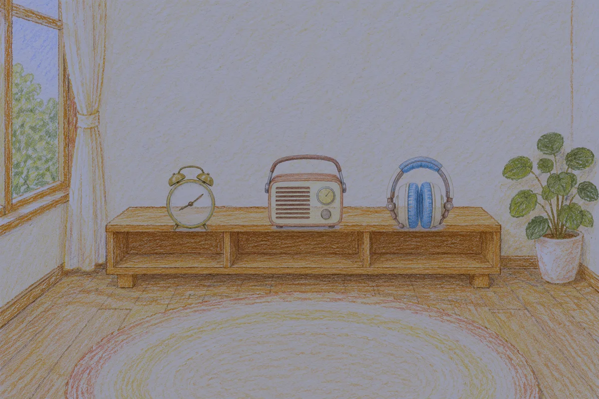 파주 여성전용 얼굴 경락 안내 그림, 밤의 창가 낮은 선반 위에 놓인 둥근 알람시계, 작은 라디오, 헤드폰