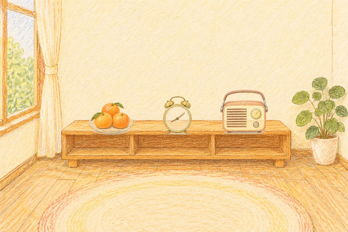 파주 여성전용 경락 가격 안내 그림, 낮의 창가 낮은 선반 위에 놓인 귤이 담긴 접시, 둥근 알람시계, 작은 라디오