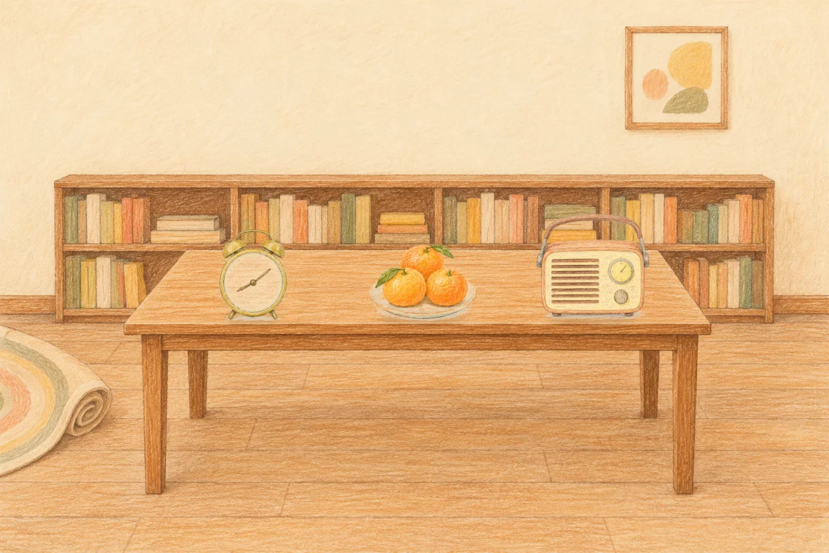 파주 여성전용 스트레스 케어 안내 그림, 낮의 서재 긴 책상 위에 놓인 둥근 알람시계, 귤이 담긴 접시, 작은 라디오