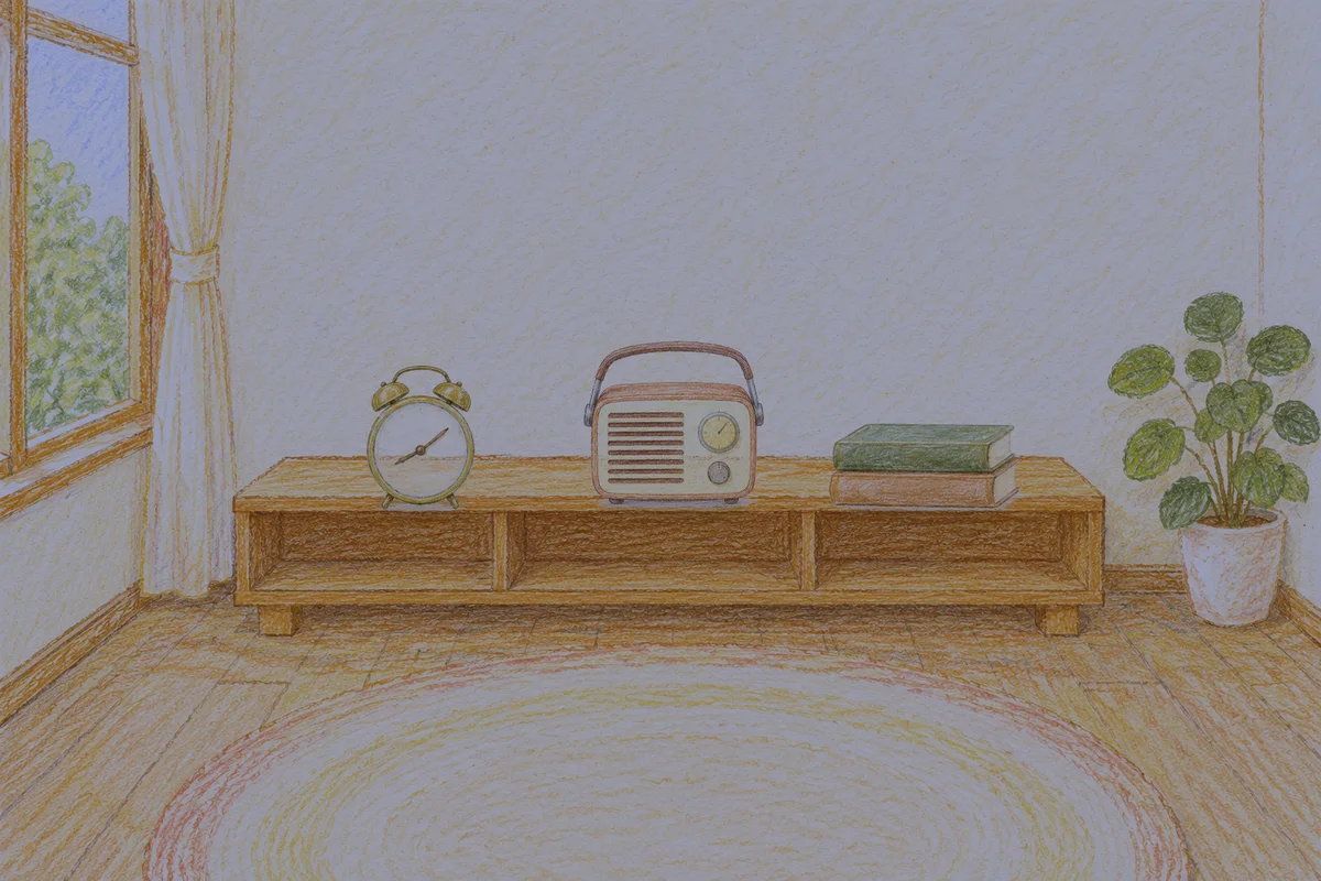 분당 여성전용 스웨디시 가격 안내 그림, 밤의 창가 낮은 선반 위에 놓인 둥근 알람시계, 작은 라디오, 책 두 권