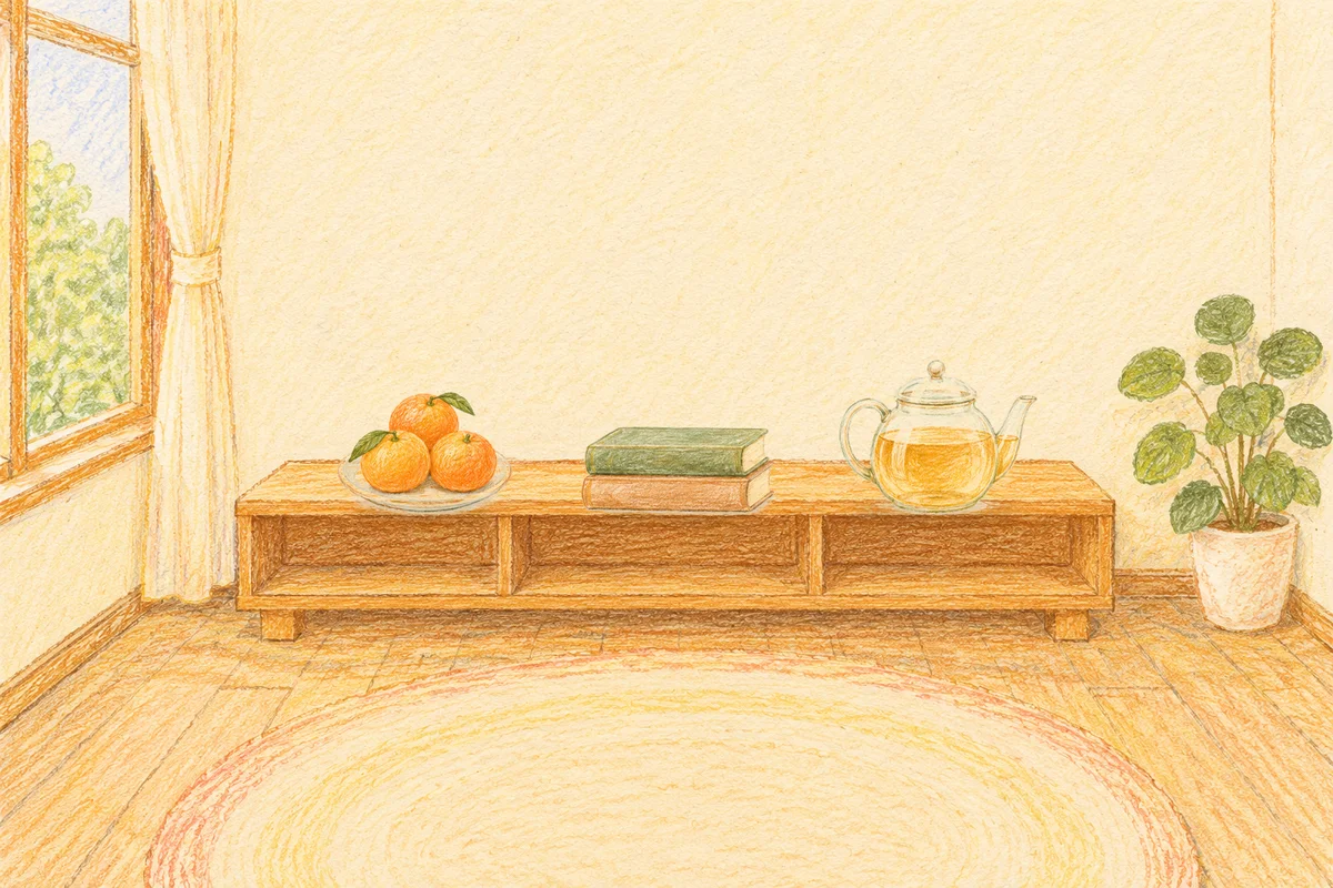 분당 여성전용 홈케어 서비스 안내 그림, 낮의 창가 낮은 선반 위에 놓인 귤이 담긴 접시, 책 두 권, 유리 티포트