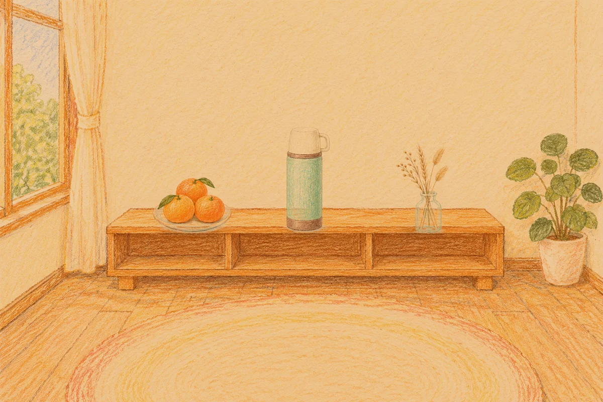 부천 여성전용 방문 홈케어 안내 그림, 저녁의 창가 낮은 선반 위에 놓인 귤이 담긴 접시, 보온병, 마른 풀을 꽂은 항아리