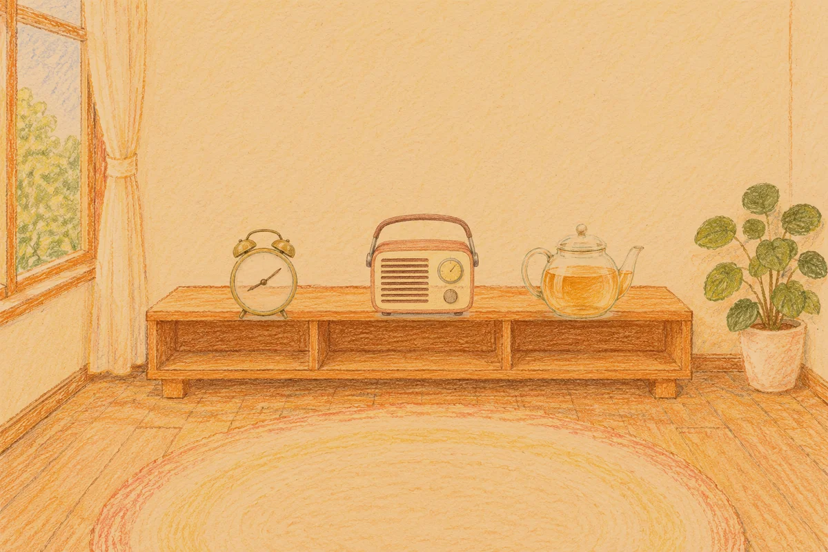 부천 여성전용 디톡스 마사지 안내 그림, 저녁의 창가 낮은 선반 위에 놓인 둥근 알람시계, 작은 라디오, 유리 티포트