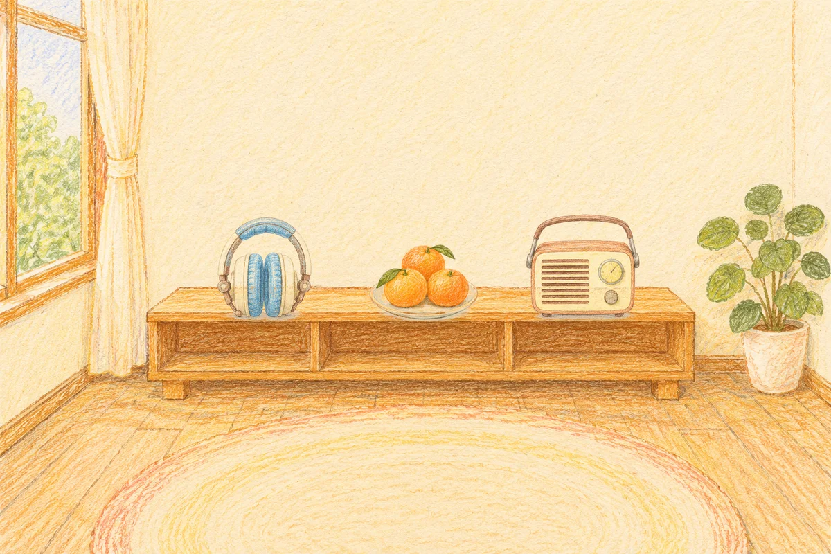 남양주 여성전용 경락 마사지 안내 그림, 낮의 창가 낮은 선반 위에 놓인 헤드폰, 귤이 담긴 접시, 작은 라디오