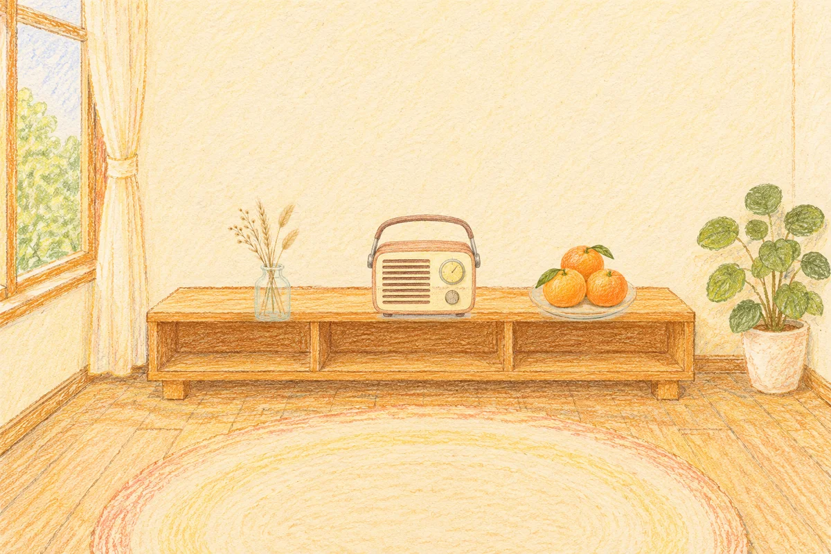 남양주 여성전용 경락 추천 안내 그림, 낮의 창가 낮은 선반 위에 놓인 마른 풀을 꽂은 항아리, 작은 라디오, 귤이 담긴 접시