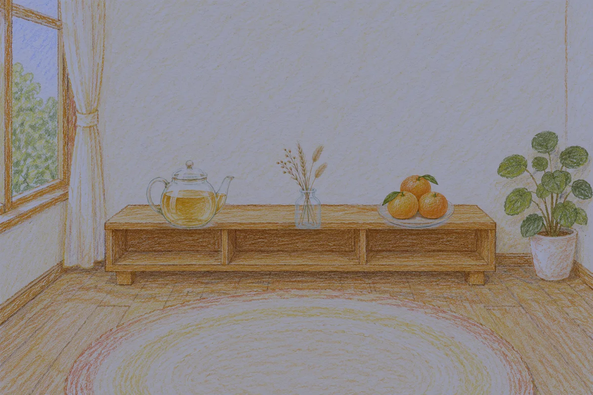 남양주 여성전용 두피 케어 안내 그림, 밤의 창가 낮은 선반 위에 놓인 유리 티포트, 마른 풀을 꽂은 항아리, 귤이 담긴 접시