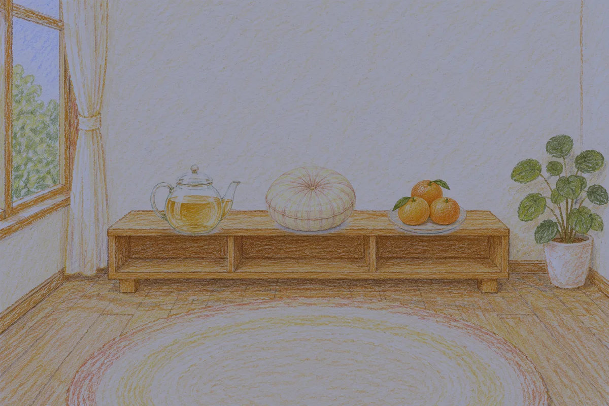 남양주 여성전용 페이셜 마사지 안내 그림, 밤의 창가 낮은 선반 위에 놓인 유리 티포트, 둥근 쿠션, 귤이 담긴 접시