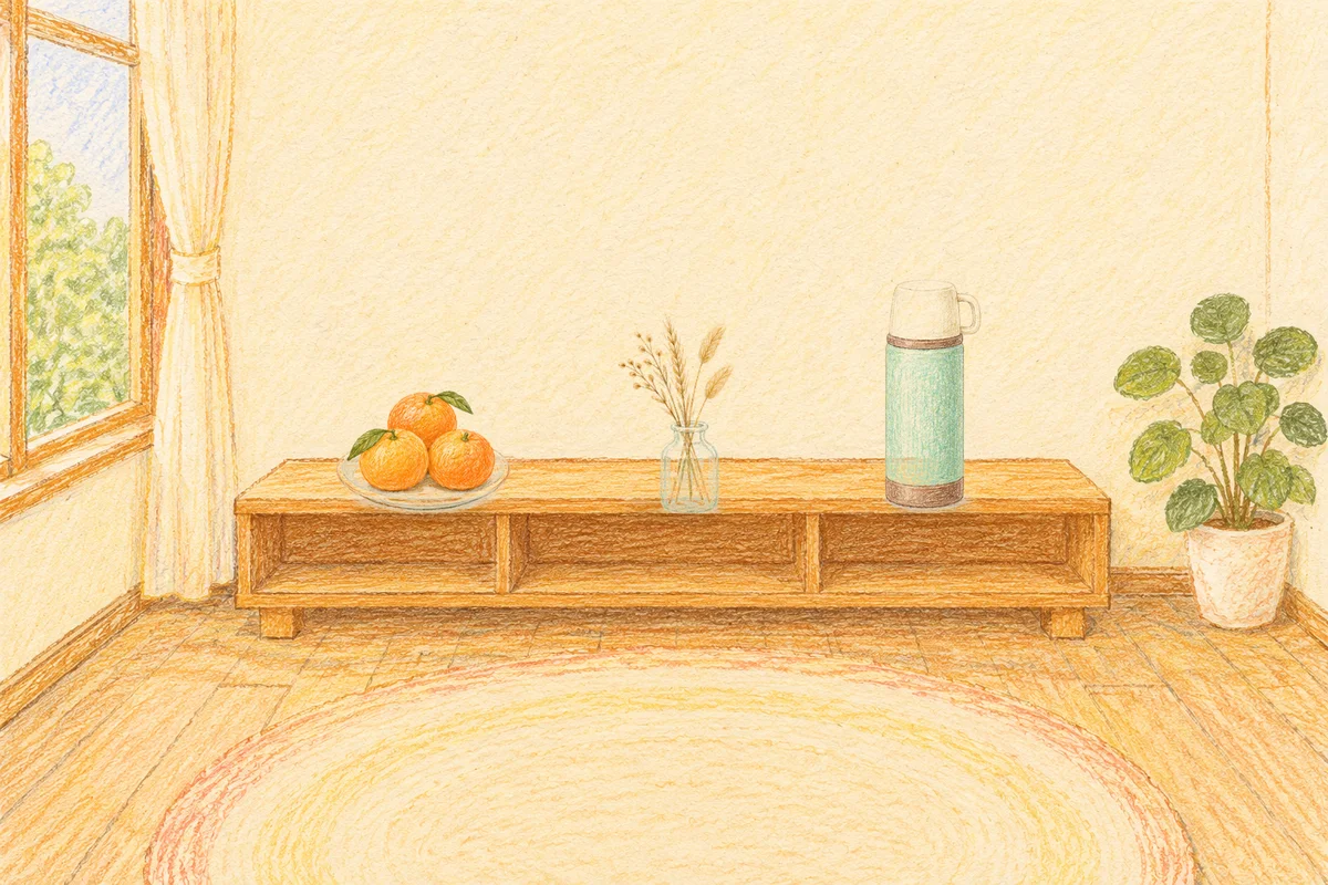 김포 여성전용 경락 마사지 안내 그림, 낮의 창가 낮은 선반 위에 놓인 귤이 담긴 접시, 마른 풀을 꽂은 항아리, 보온병