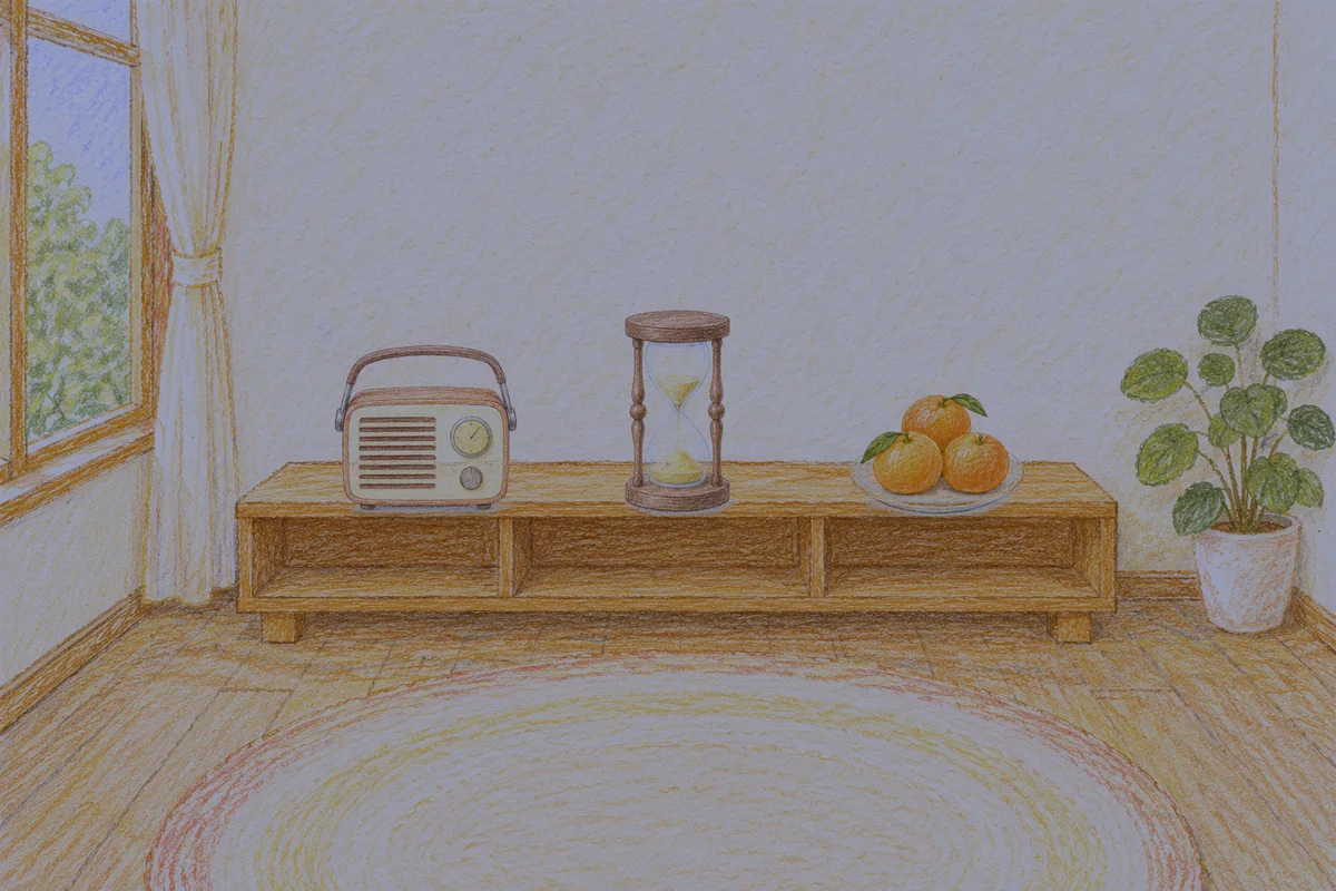 의정부 여성전용 아로마 가격 안내 그림, 밤의 창가 낮은 선반 위에 놓인 작은 라디오, 모래시계, 귤이 담긴 접시