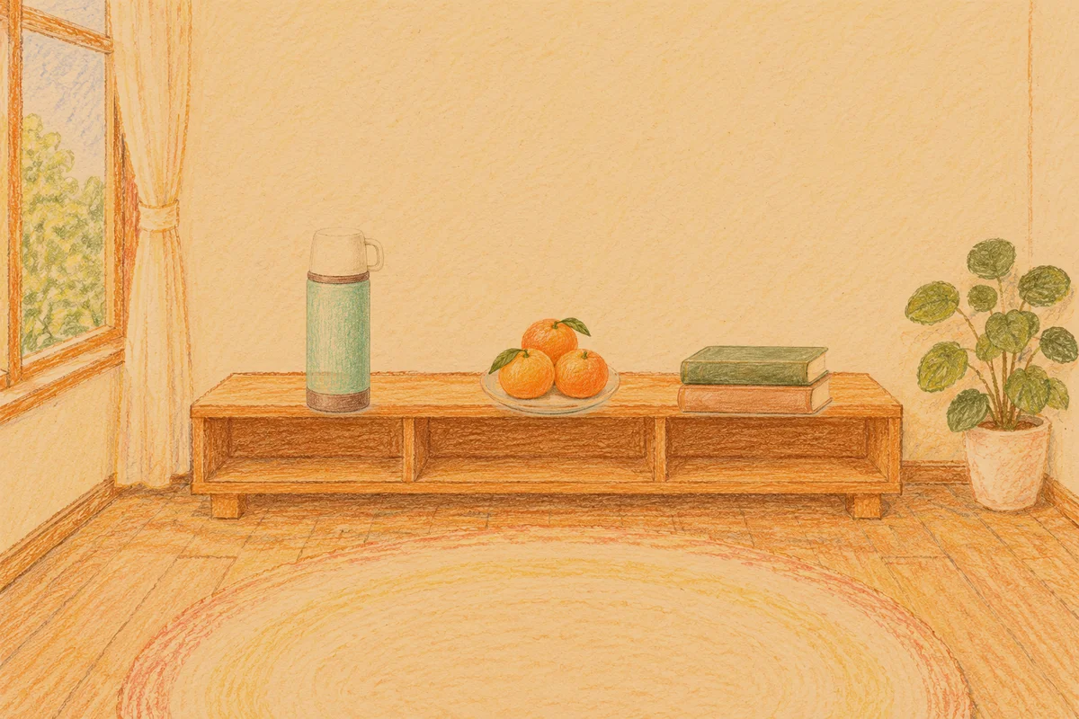 하남 여성전용 스웨디시 추천 안내 그림, 저녁의 창가 낮은 선반 위에 놓인 보온병, 귤이 담긴 접시, 책 두 권