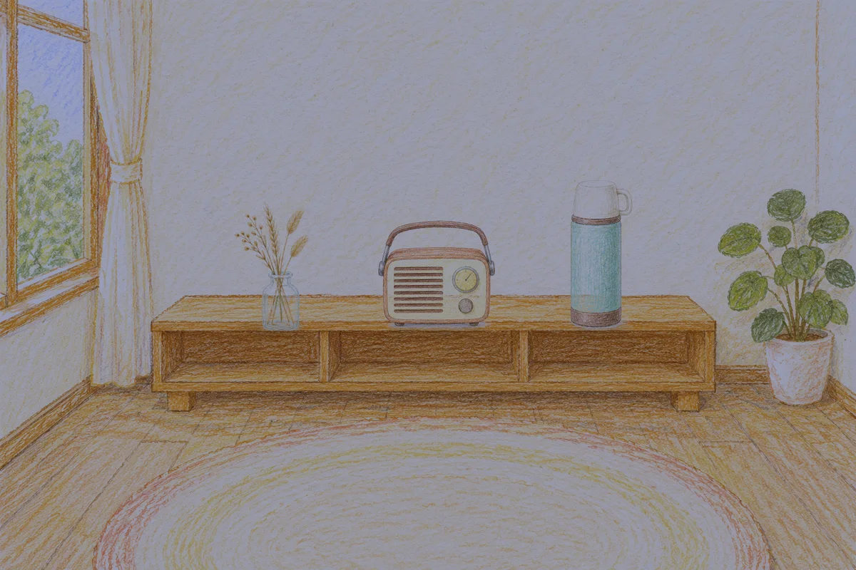 하남 여성전용 종아리 케어 안내 그림, 밤의 창가 낮은 선반 위에 놓인 마른 풀을 꽂은 항아리, 작은 라디오, 보온병