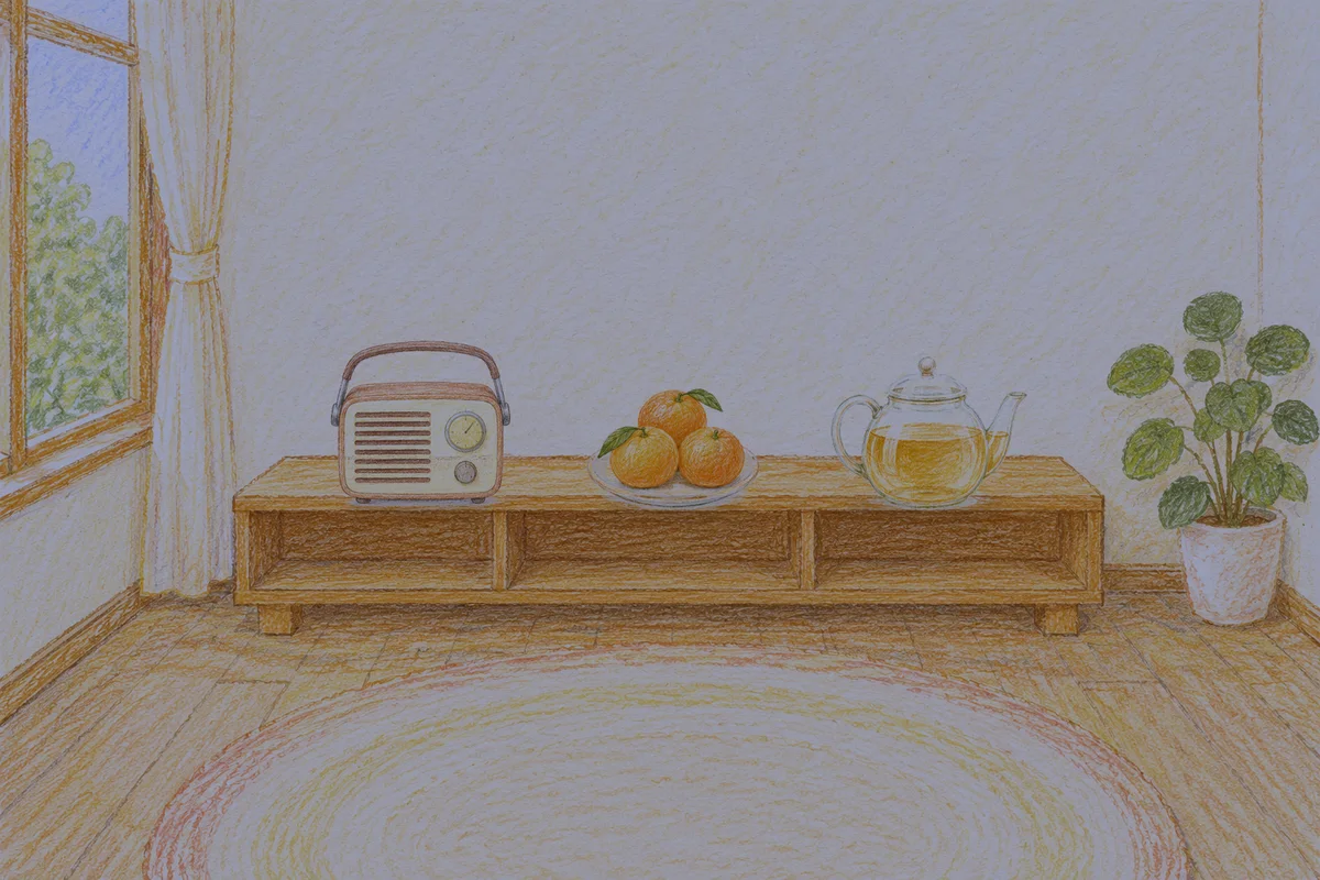 광명 여성전용 경락 케어 안내 그림, 밤의 창가 낮은 선반 위에 놓인 작은 라디오, 귤이 담긴 접시, 유리 티포트