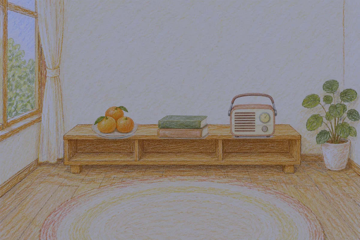 광명 여성전용 두피 케어 안내 그림, 밤의 창가 낮은 선반 위에 놓인 귤이 담긴 접시, 책 두 권, 작은 라디오
