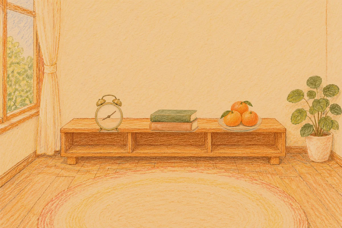 광명 여성전용 샵 마사지 안내 그림, 저녁의 창가 낮은 선반 위에 놓인 둥근 알람시계, 책 두 권, 귤이 담긴 접시