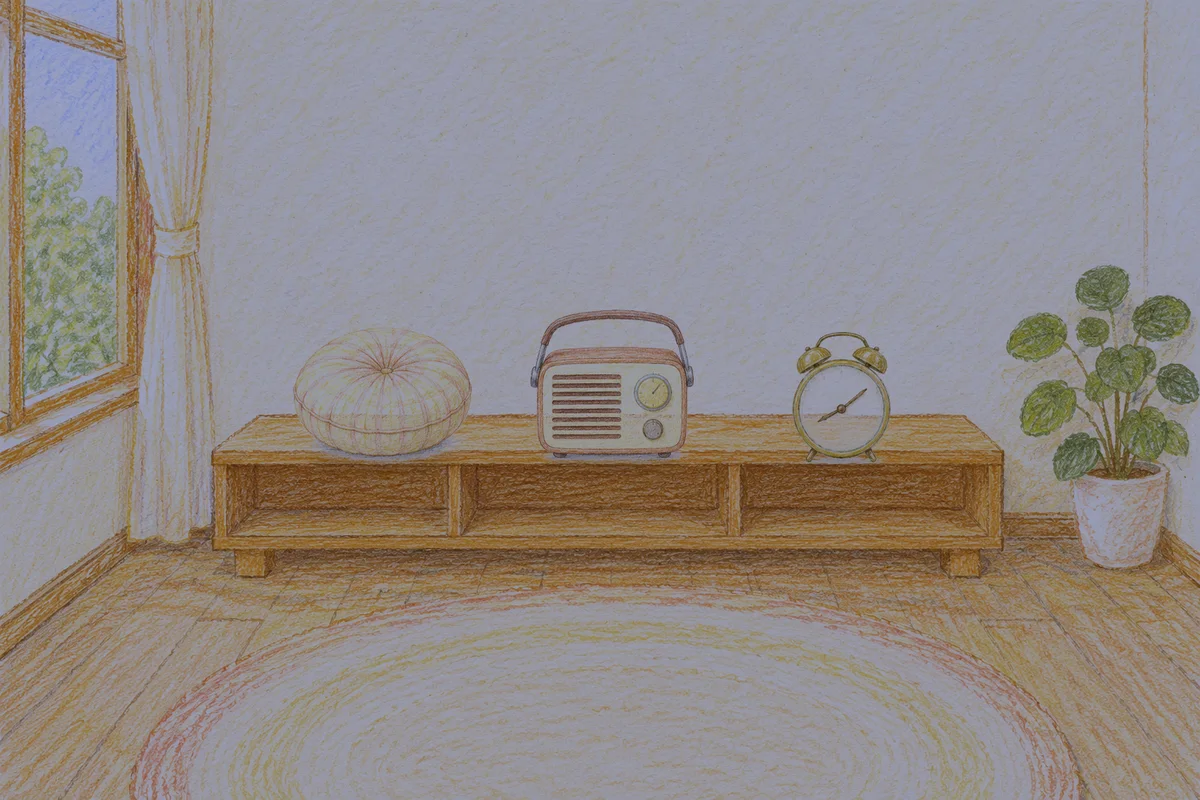 오산 여성전용 바디 경락 안내 그림, 밤의 창가 낮은 선반 위에 놓인 둥근 쿠션, 작은 라디오, 둥근 알람시계
