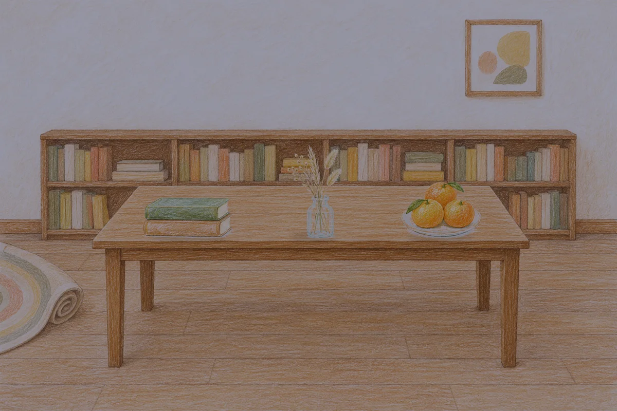 오산 여성전용 발 부종 케어 안내 그림, 밤의 서재 긴 책상 위에 놓인 책 두 권, 마른 풀을 꽂은 항아리, 귤이 담긴 접시