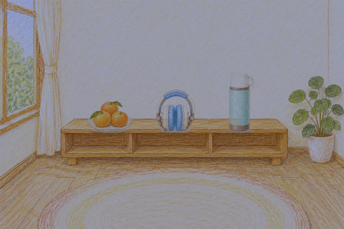 오산 여성전용 두피 마사지 안내 그림, 밤의 창가 낮은 선반 위에 놓인 귤이 담긴 접시, 헤드폰, 보온병