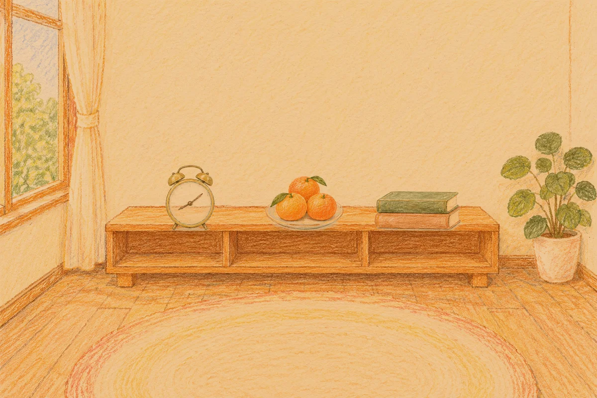 양주 여성전용 부종 케어 안내 그림, 저녁의 창가 낮은 선반 위에 놓인 둥근 알람시계, 귤이 담긴 접시, 책 두 권