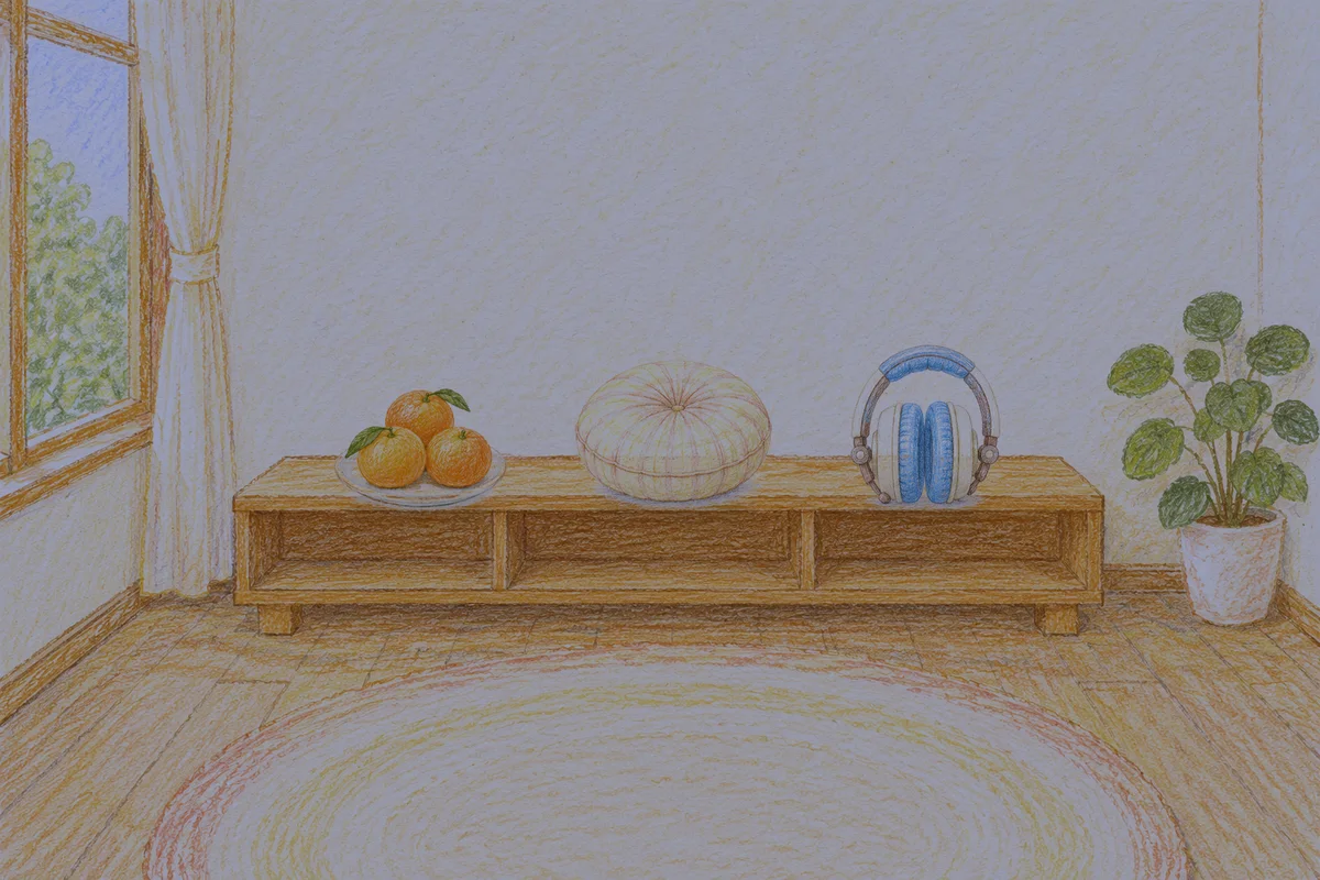이천 여성전용 경락 가격 안내 그림, 밤의 창가 낮은 선반 위에 놓인 귤이 담긴 접시, 둥근 쿠션, 헤드폰