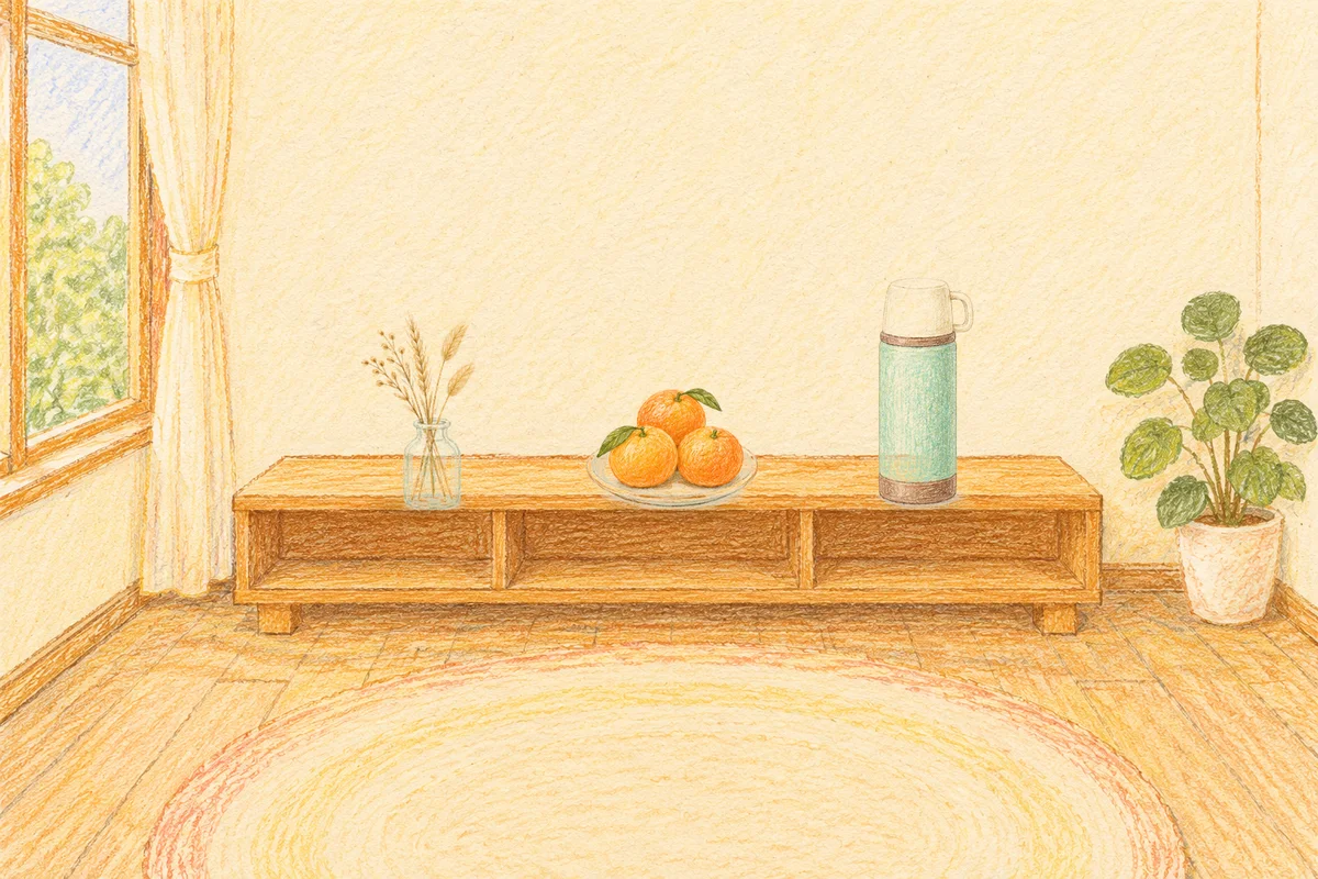 이천 여성전용 후기 마사지 안내 그림, 낮의 창가 낮은 선반 위에 놓인 마른 풀을 꽂은 항아리, 귤이 담긴 접시, 보온병
