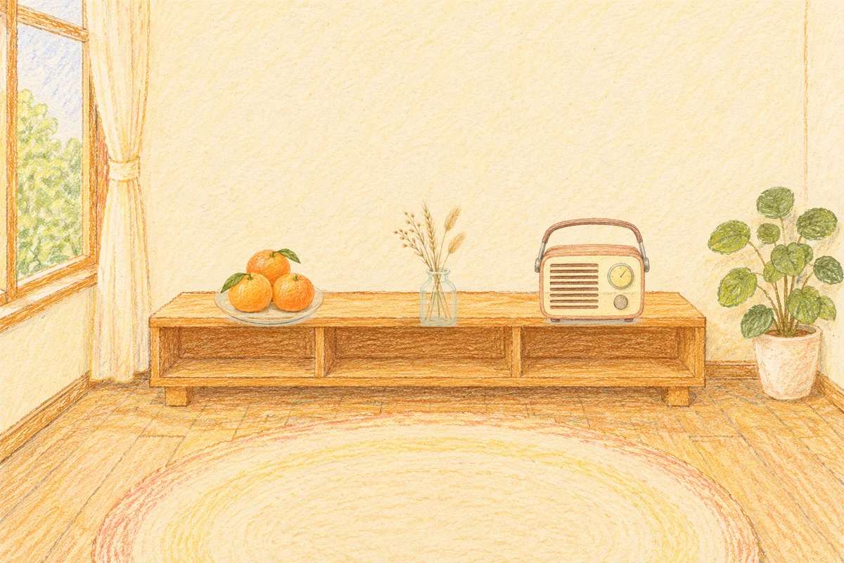 구리 여성전용 경락 마사지 안내 그림, 낮의 창가 낮은 선반 위에 놓인 귤이 담긴 접시, 마른 풀을 꽂은 항아리, 작은 라디오