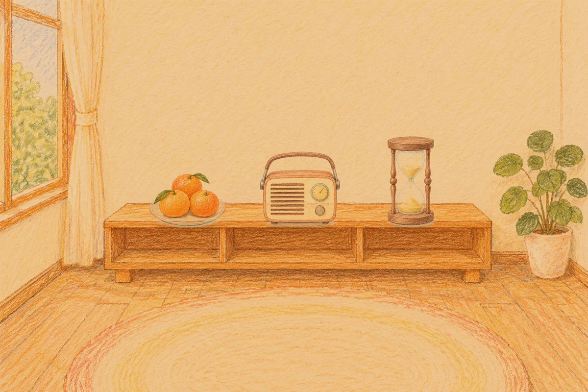 구리 여성전용 발 부종 케어 안내 그림, 저녁의 창가 낮은 선반 위에 놓인 귤이 담긴 접시, 작은 라디오, 모래시계