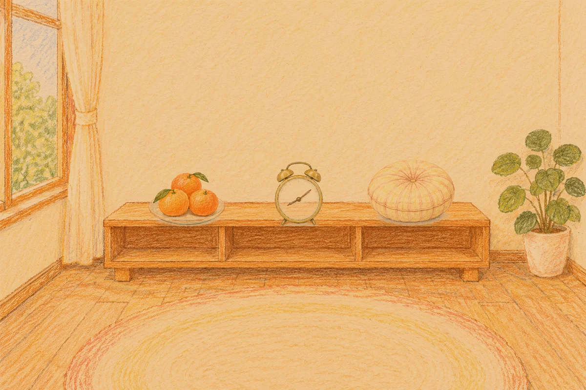 구리 여성전용 등 마사지 안내 그림, 저녁의 창가 낮은 선반 위에 놓인 귤이 담긴 접시, 둥근 알람시계, 둥근 쿠션