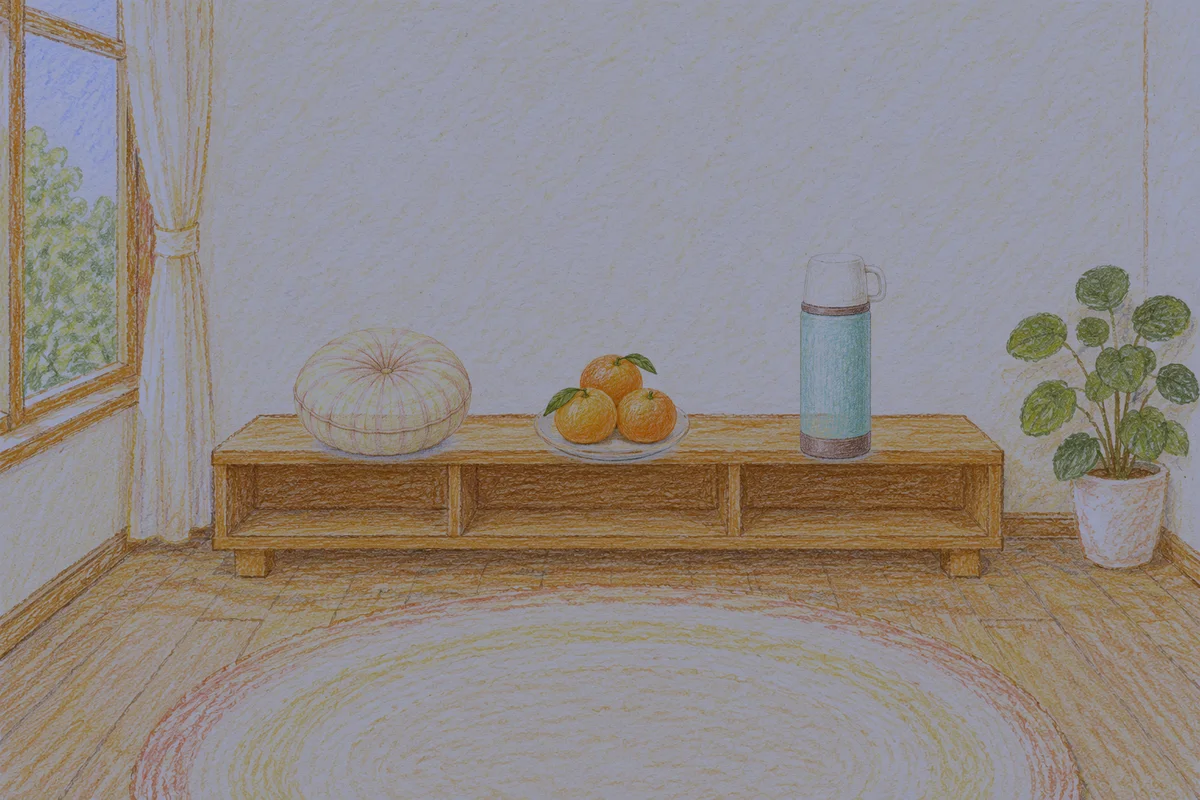 포천 여성전용 슬리밍 마사지 안내 그림, 밤의 창가 낮은 선반 위에 놓인 둥근 쿠션, 귤이 담긴 접시, 보온병