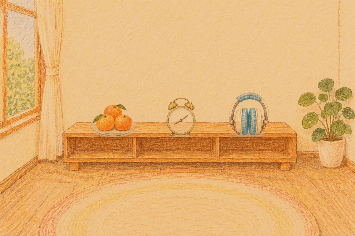 포천 여성전용 스트레스 케어 안내 그림, 저녁의 창가 낮은 선반 위에 놓인 귤이 담긴 접시, 둥근 알람시계, 헤드폰