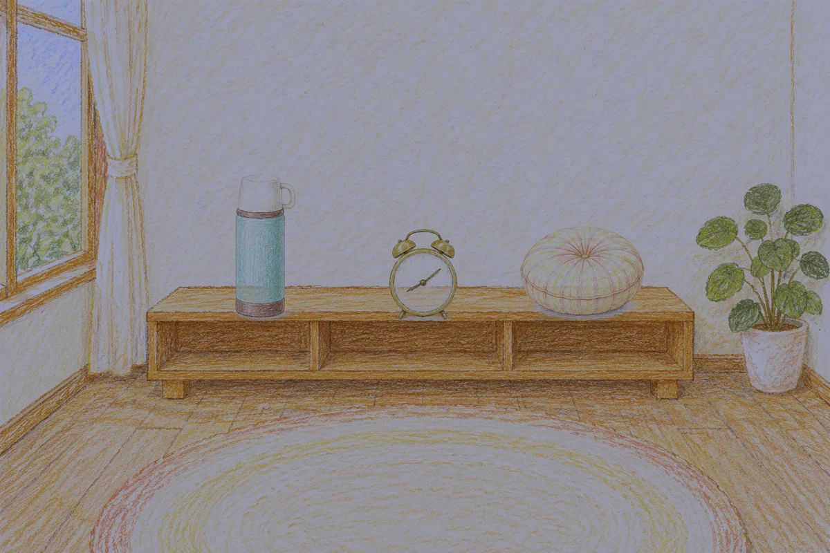 동두천 여성전용 림프 마사지 안내 그림, 밤의 창가 낮은 선반 위에 놓인 보온병, 둥근 알람시계, 둥근 쿠션