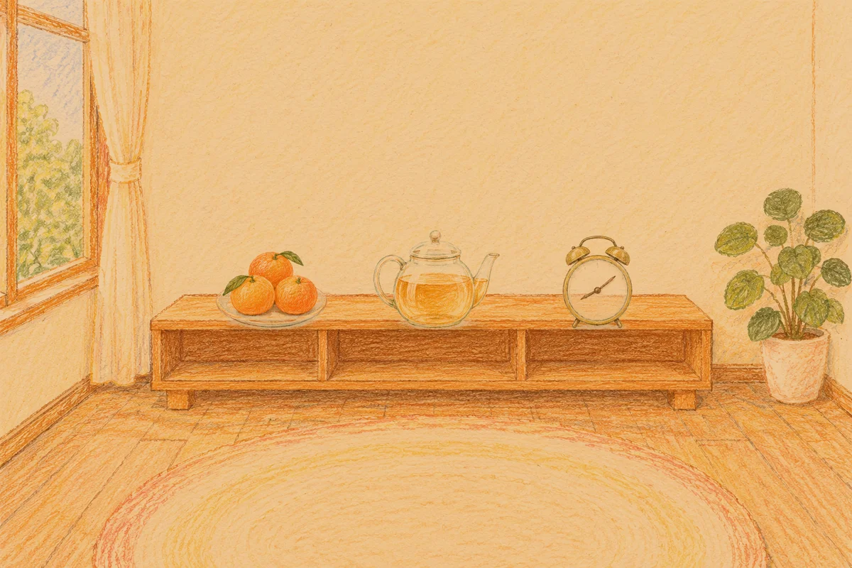 동두천 여성전용 브라이덜 케어 안내 그림, 저녁의 창가 낮은 선반 위에 놓인 귤이 담긴 접시, 유리 티포트, 둥근 알람시계