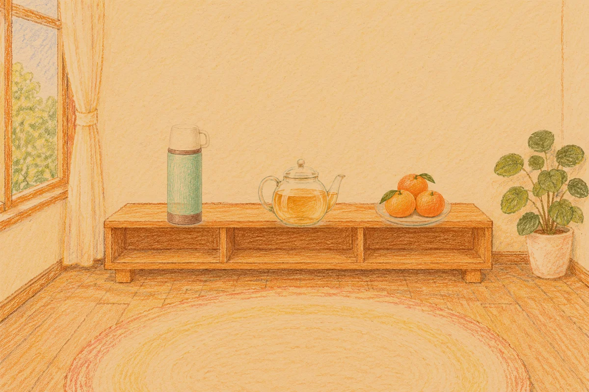 과천 여성전용 경락 케어 안내 그림, 저녁의 창가 낮은 선반 위에 놓인 보온병, 유리 티포트, 귤이 담긴 접시