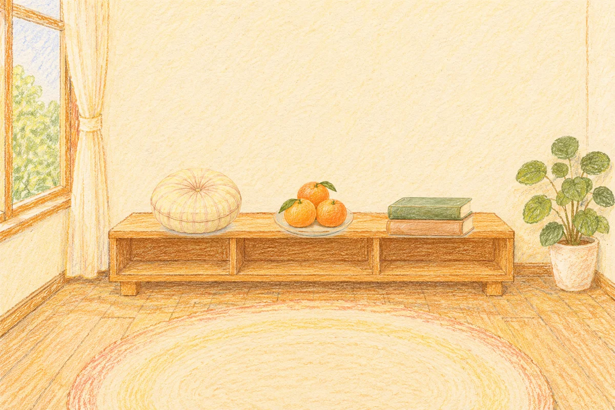 과천 여성전용 목 어깨 케어 안내 그림, 낮의 창가 낮은 선반 위에 놓인 둥근 쿠션, 귤이 담긴 접시, 책 두 권