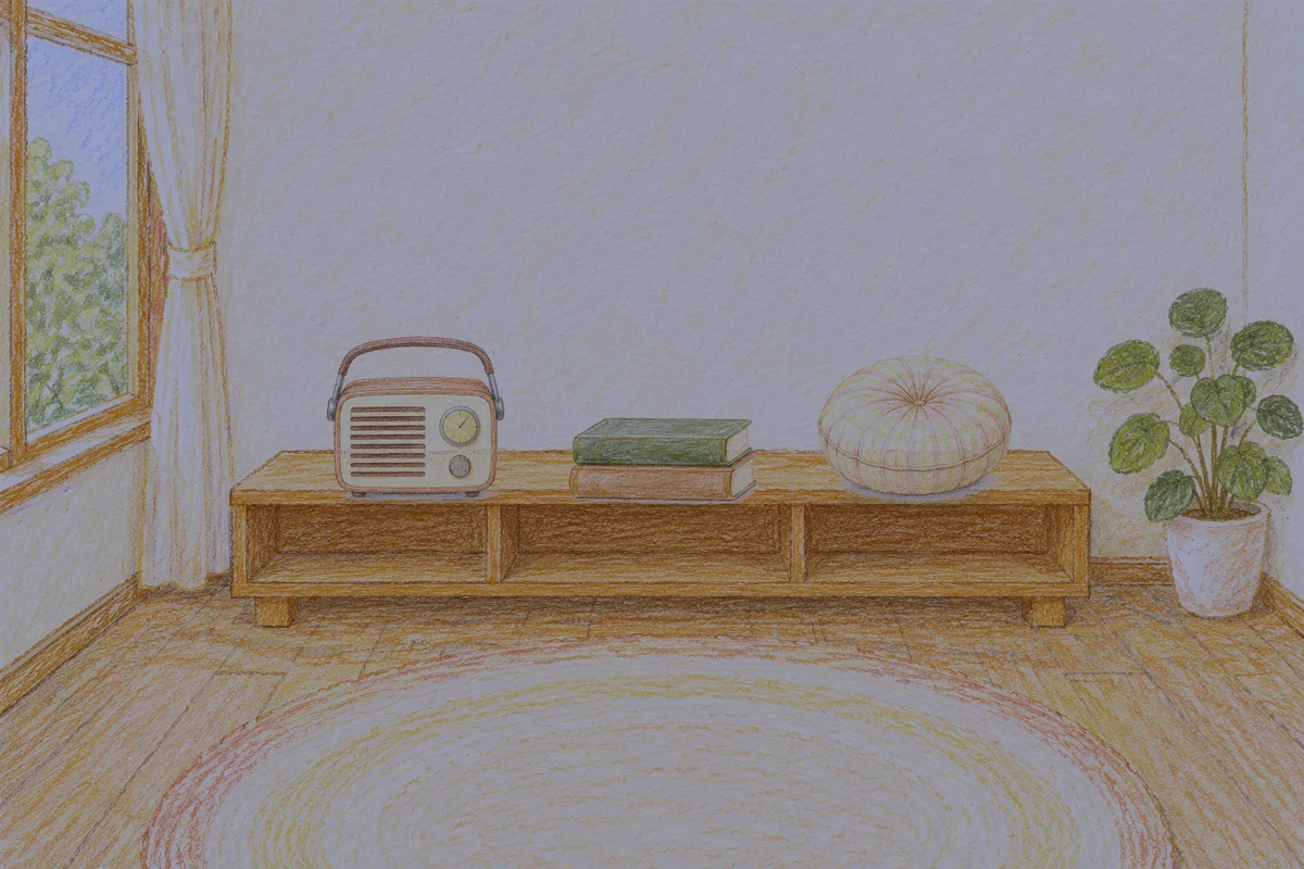 과천 여성전용 브라이덜 케어 안내 그림, 밤의 창가 낮은 선반 위에 놓인 작은 라디오, 책 두 권, 둥근 쿠션