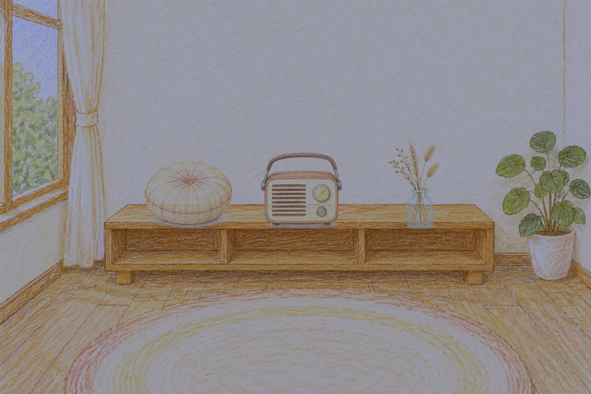 인천 여성전용 림프 마사지 안내 그림, 밤의 창가 낮은 선반 위에 놓인 둥근 쿠션, 작은 라디오, 마른 풀을 꽂은 항아리