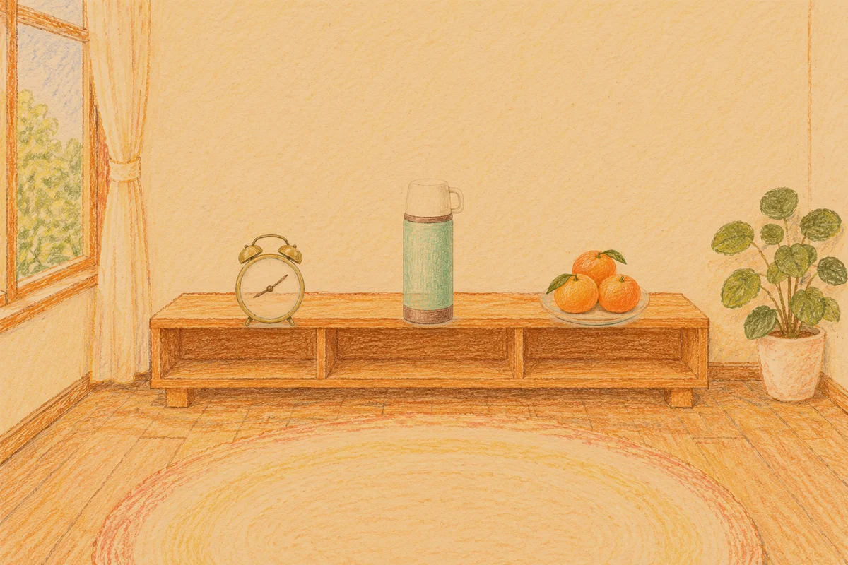 부평 여성전용 라벤더 아로마 안내 그림, 저녁의 창가 낮은 선반 위에 놓인 둥근 알람시계, 보온병, 귤이 담긴 접시