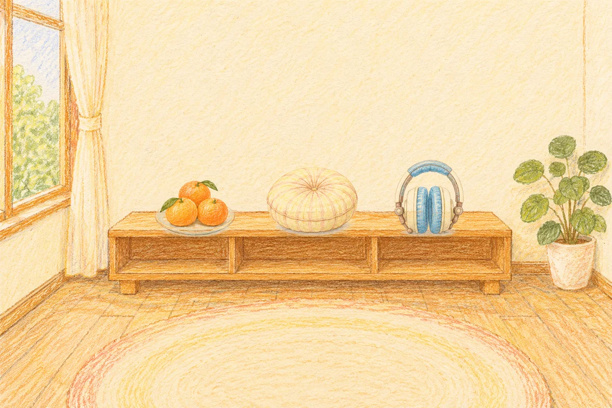 부평 여성전용 등 마사지 안내 그림, 낮의 창가 낮은 선반 위에 놓인 귤이 담긴 접시, 둥근 쿠션, 헤드폰