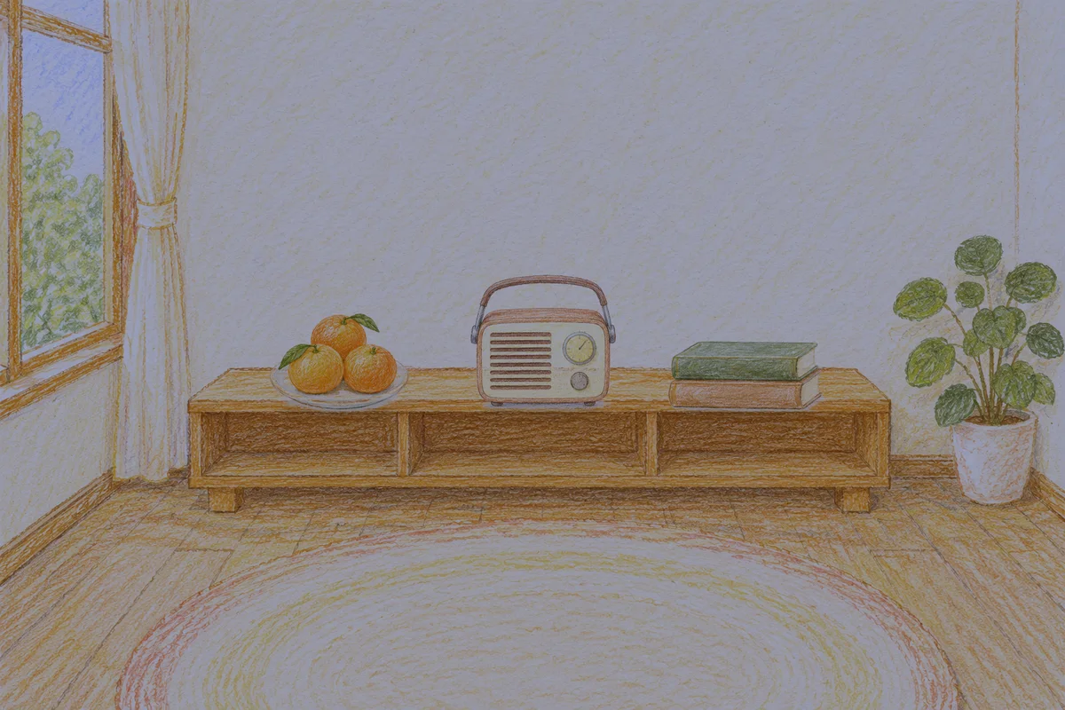 광교 여성전용 바디 경락 안내 그림, 밤의 창가 낮은 선반 위에 놓인 귤이 담긴 접시, 작은 라디오, 책 두 권