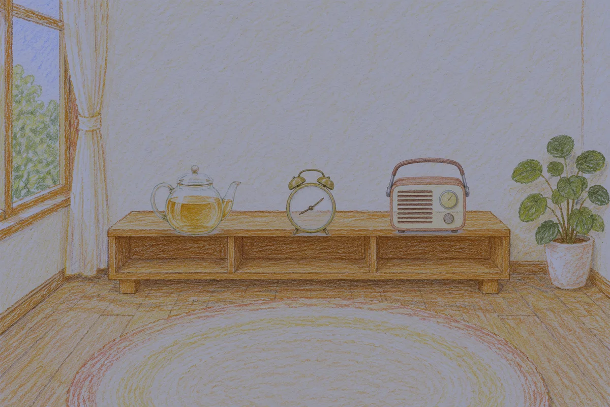 광교 여성전용 어깨 마사지 안내 그림, 밤의 창가 낮은 선반 위에 놓인 유리 티포트, 둥근 알람시계, 작은 라디오