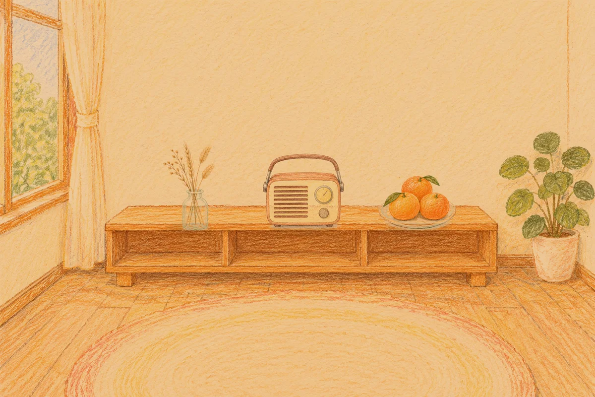인계동 여성전용 발 부종 케어 안내 그림, 저녁의 창가 낮은 선반 위에 놓인 마른 풀을 꽂은 항아리, 작은 라디오, 귤이 담긴 접시