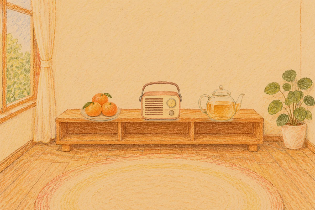 인계동 여성전용 발관리 추천 안내 그림, 저녁의 창가 낮은 선반 위에 놓인 귤이 담긴 접시, 작은 라디오, 유리 티포트