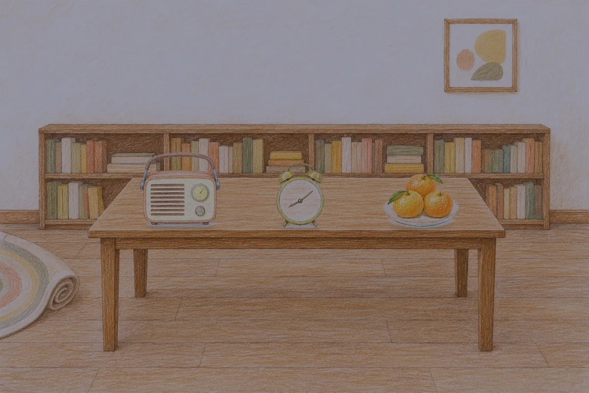 인계동 여성전용 가격 마사지 안내 그림, 밤의 서재 긴 책상 위에 놓인 작은 라디오, 둥근 알람시계, 귤이 담긴 접시