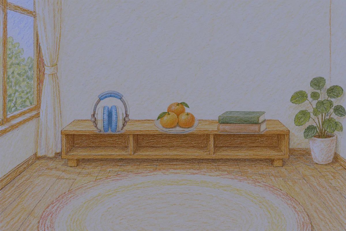 미사 여성전용 부종 케어 안내 그림, 밤의 창가 낮은 선반 위에 놓인 헤드폰, 귤이 담긴 접시, 책 두 권