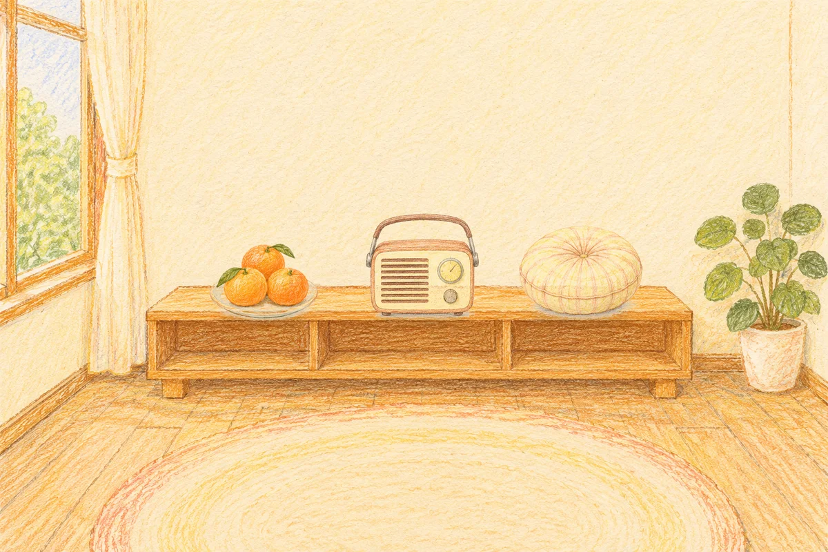 미사 여성전용 스트레스 케어 안내 그림, 낮의 창가 낮은 선반 위에 놓인 귤이 담긴 접시, 작은 라디오, 둥근 쿠션