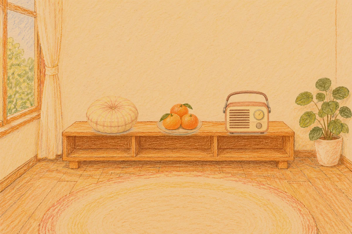 미사 여성전용 후기 마사지 안내 그림, 저녁의 창가 낮은 선반 위에 놓인 둥근 쿠션, 귤이 담긴 접시, 작은 라디오