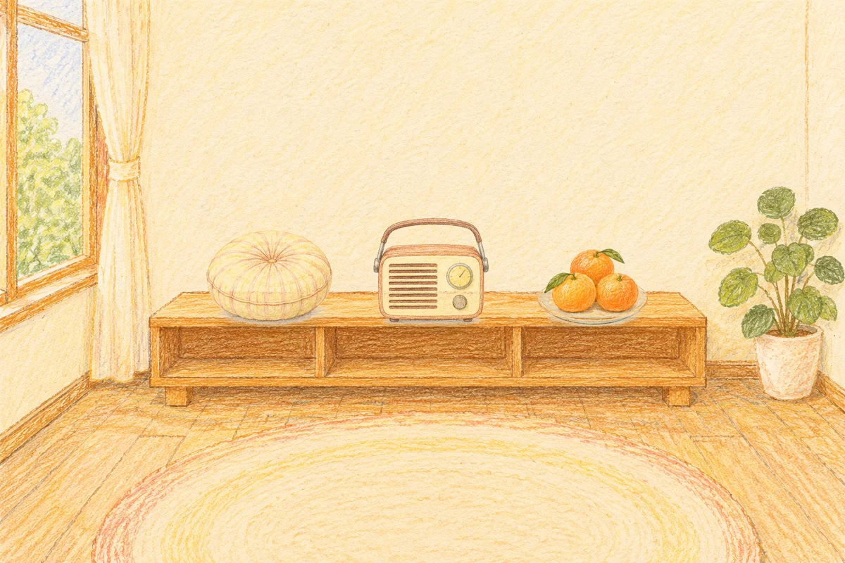 신사동 여성전용 샵 마사지 안내 그림, 낮의 창가 낮은 선반 위에 놓인 둥근 쿠션, 작은 라디오, 귤이 담긴 접시