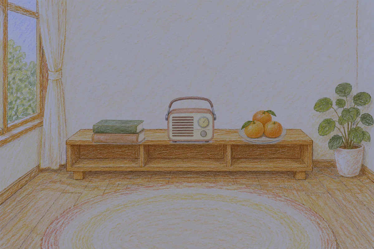 논현동 여성전용 스트레스 케어 안내 그림, 밤의 창가 낮은 선반 위에 놓인 책 두 권, 작은 라디오, 귤이 담긴 접시