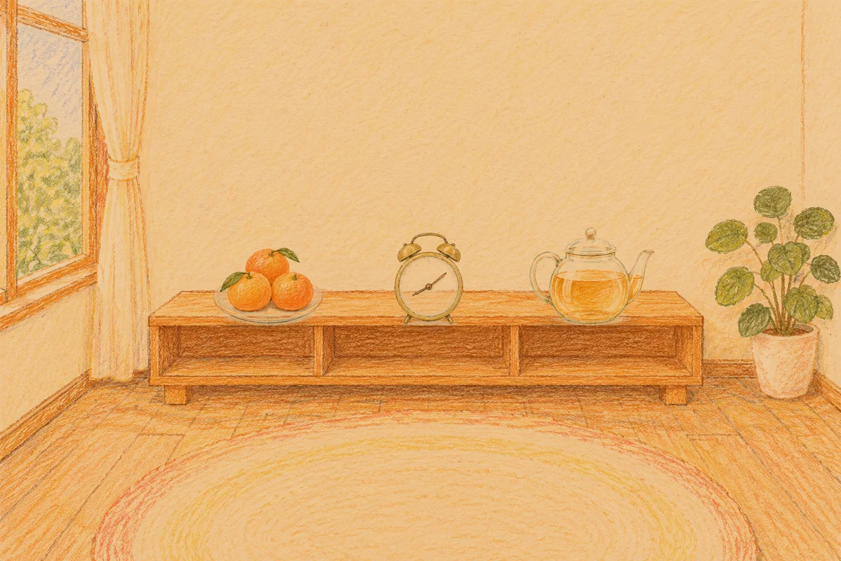 논현동 여성전용 출장 마사지 안내 그림, 저녁의 창가 낮은 선반 위에 놓인 귤이 담긴 접시, 둥근 알람시계, 유리 티포트